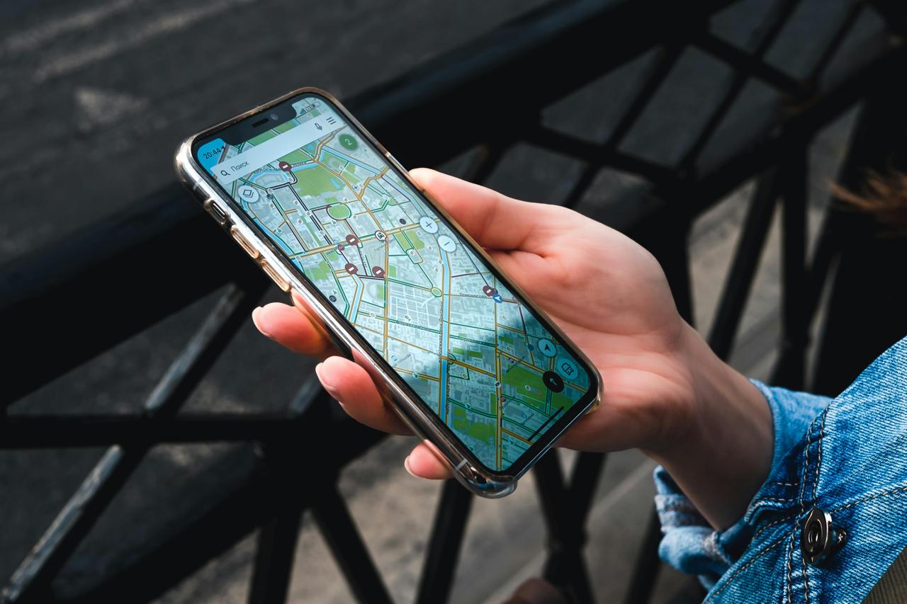 Telefono con una mappa di percorso a piedi